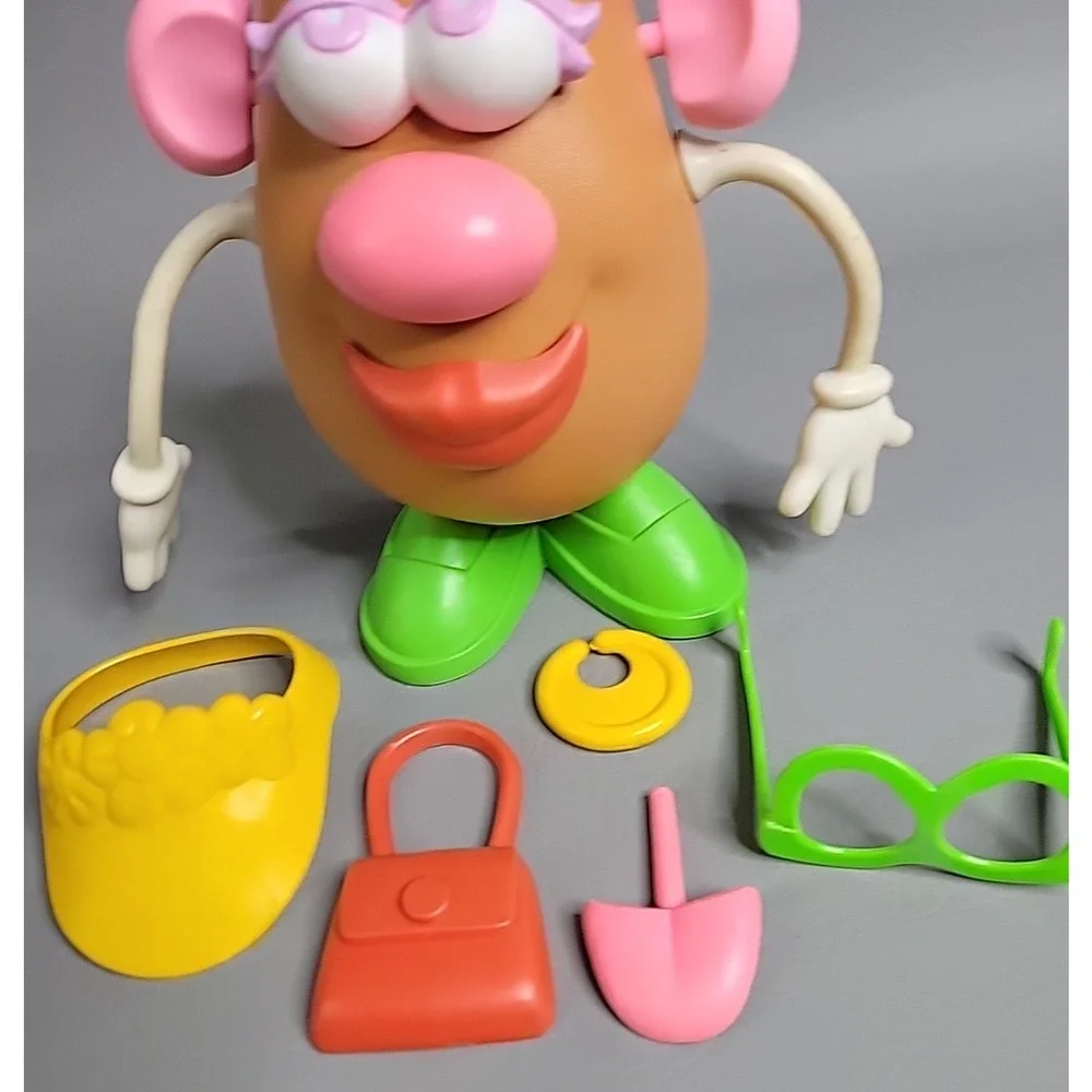 Vinatge Mrs Potato Head 1983 With 13 PIECES Hasbro Preschool